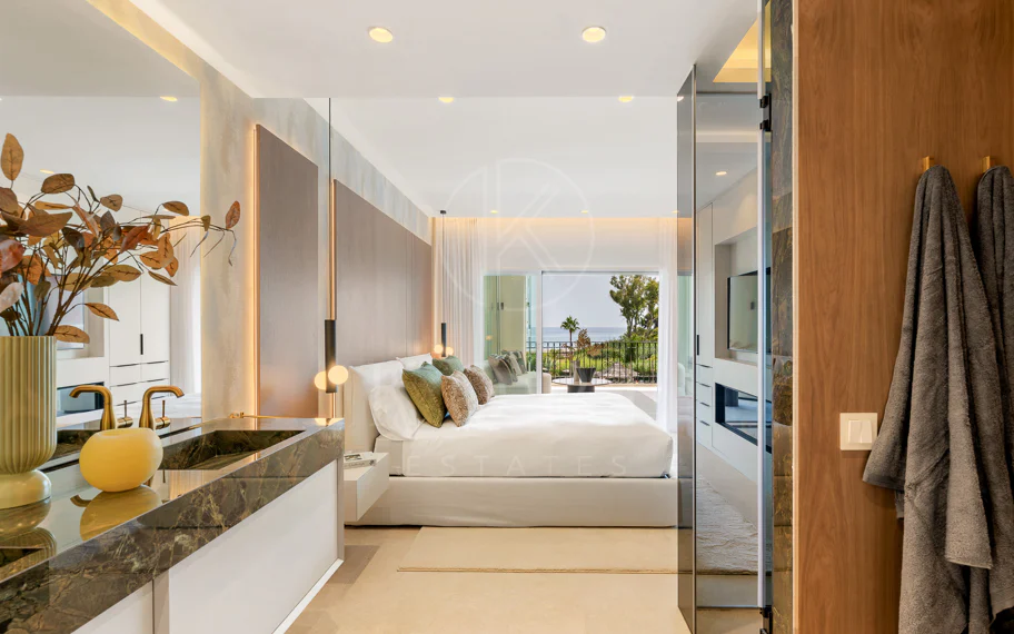 Stunning, recently renovated, apartment on the beach close to Estepona town!