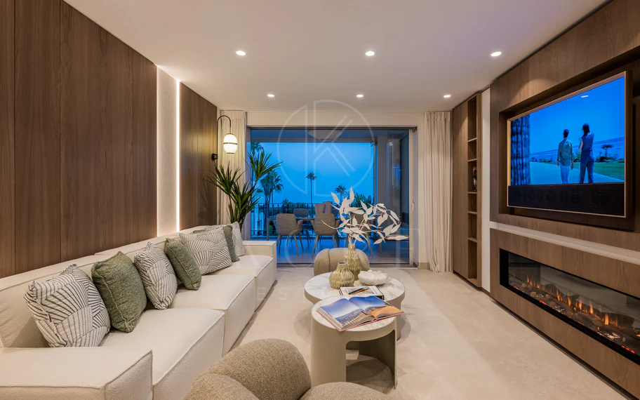 Stunning, recently renovated, apartment on the beach close to Estepona town!