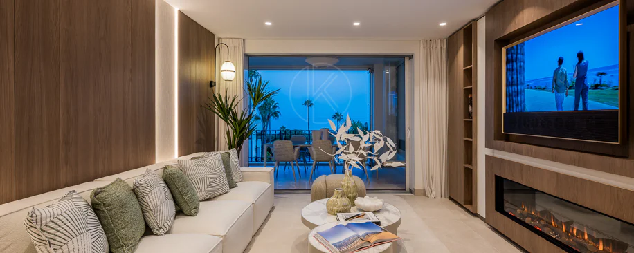 Impresionante apartamento, recientemente renovado, en primera línea de playa cerca del centro de Estepona.