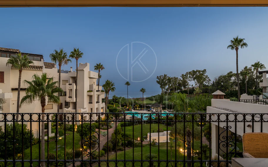 Stunning, recently renovated, apartment on the beach close to Estepona town!