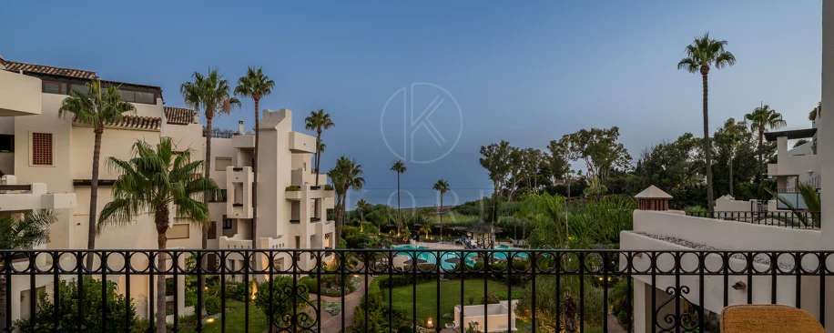 Impresionante apartamento, recientemente renovado, en primera línea de playa cerca del centro de Estepona.