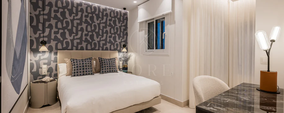 Impresionante apartamento, recientemente renovado, en primera línea de playa cerca del centro de Estepona.