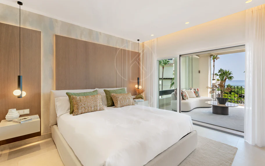 Stunning, recently renovated, apartment on the beach close to Estepona town!
