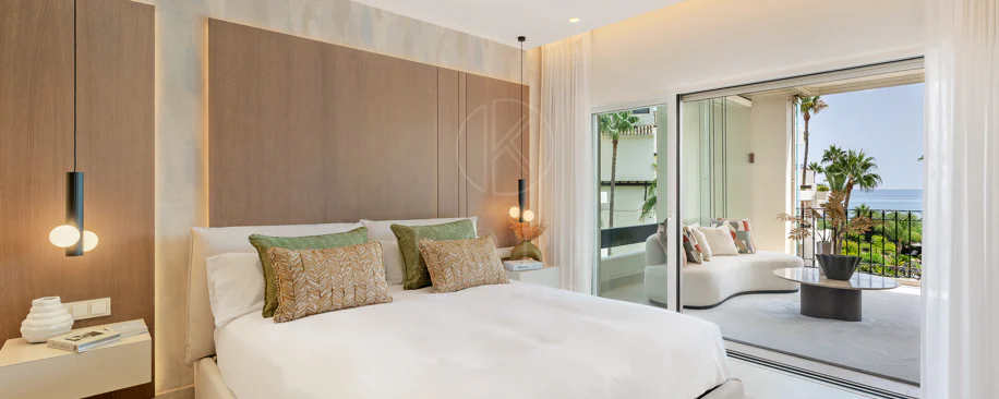 Impresionante apartamento, recientemente renovado, en primera línea de playa cerca del centro de Estepona.