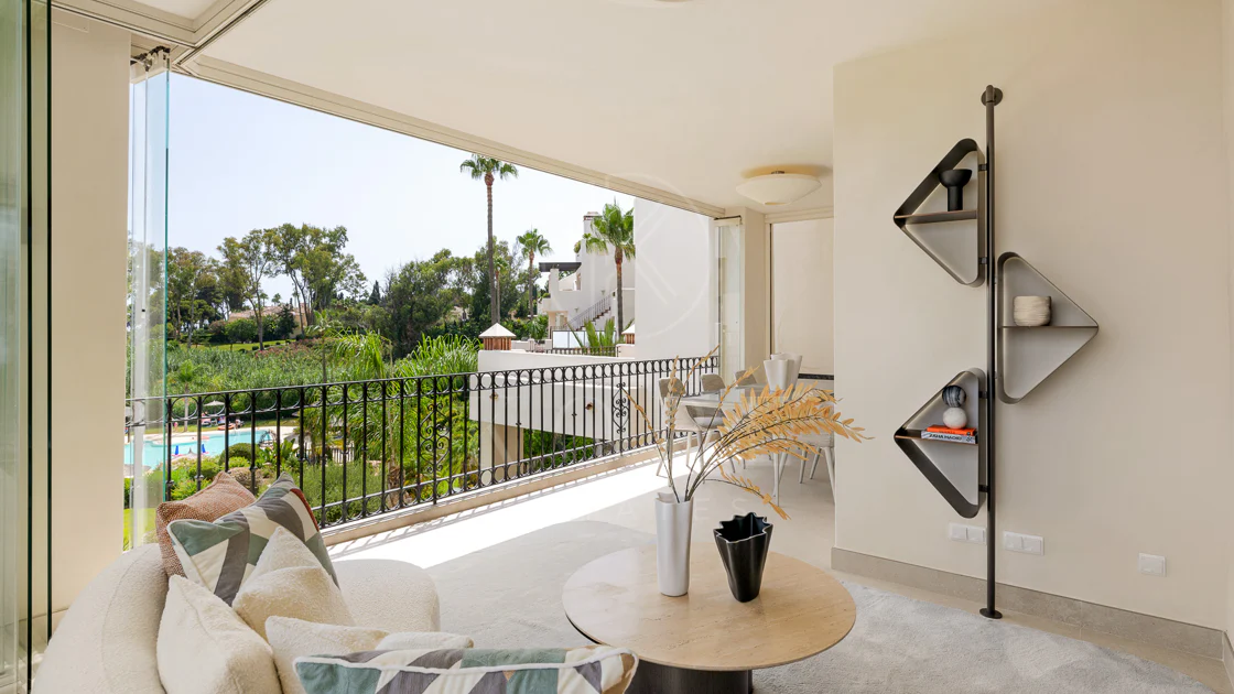 Impresionante apartamento, recientemente renovado, en primera línea de playa cerca del centro de Estepona.