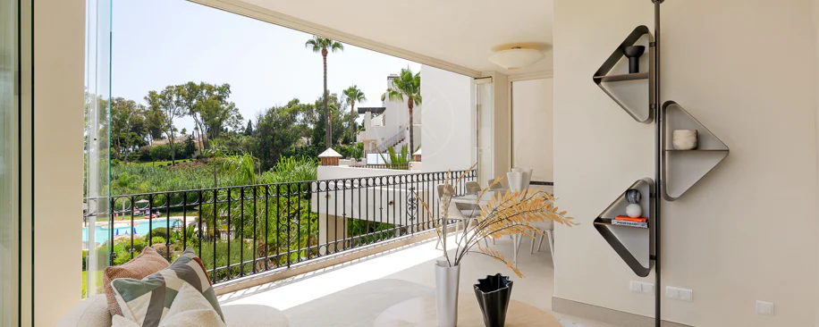 Impresionante apartamento, recientemente renovado, en primera línea de playa cerca del centro de Estepona.