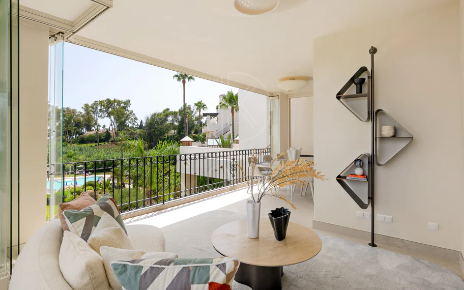 Stunning, recently renovated, apartment on the beach close to Estepona town!