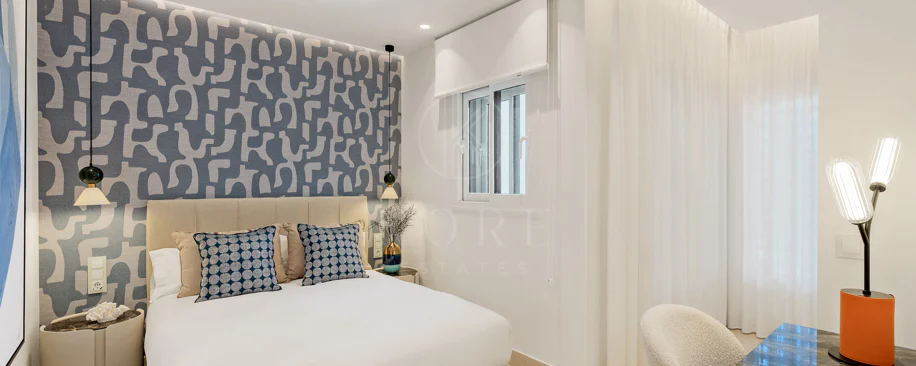 Impresionante apartamento, recientemente renovado, en primera línea de playa cerca del centro de Estepona.