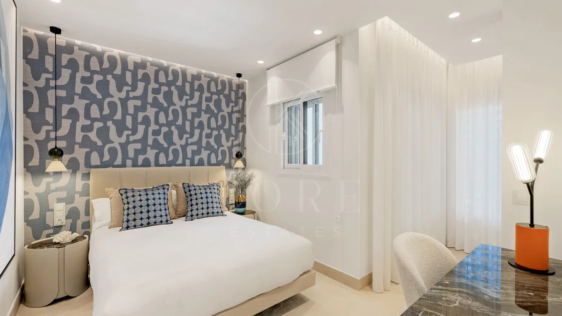 Impresionante apartamento, recientemente renovado, en primera línea de playa cerca del centro de Estepona.