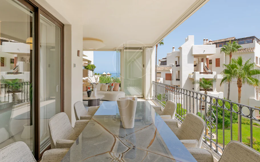 Stunning, recently renovated, apartment on the beach close to Estepona town!
