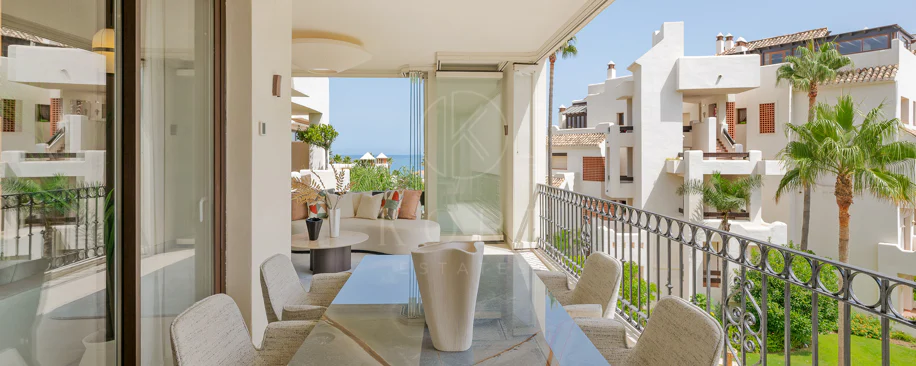 Impresionante apartamento, recientemente renovado, en primera línea de playa cerca del centro de Estepona.