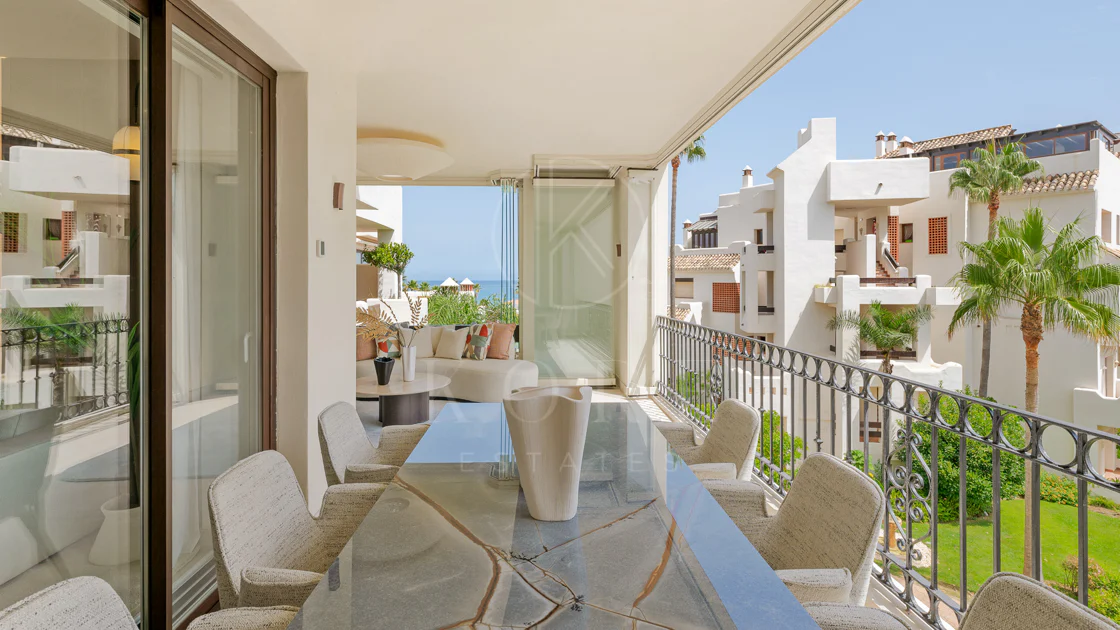 Impresionante apartamento, recientemente renovado, en primera línea de playa cerca del centro de Estepona.