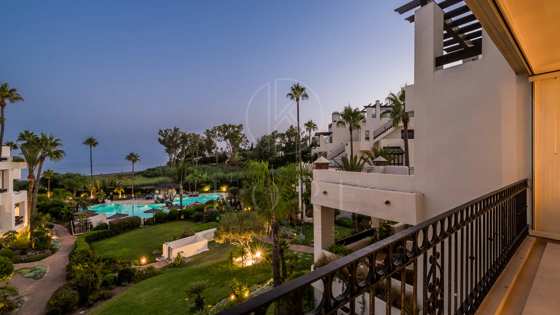 Impresionante apartamento, recientemente renovado, en primera línea de playa cerca del centro de Estepona.