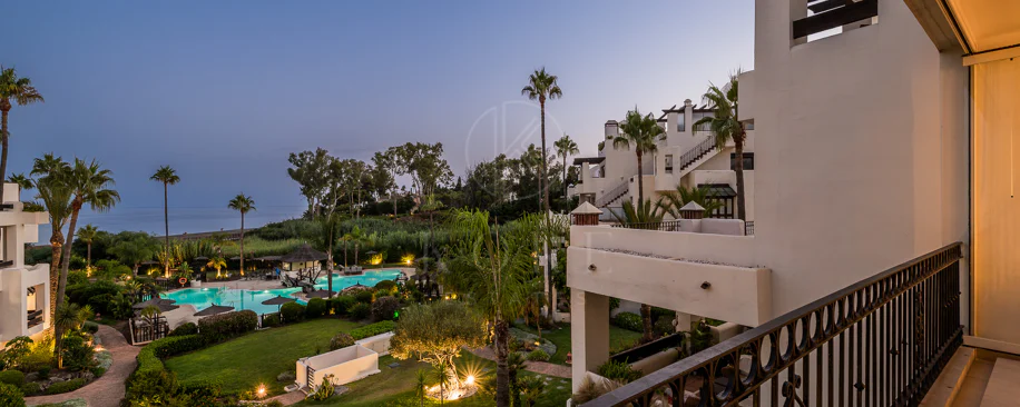 Impresionante apartamento, recientemente renovado, en primera línea de playa cerca del centro de Estepona.