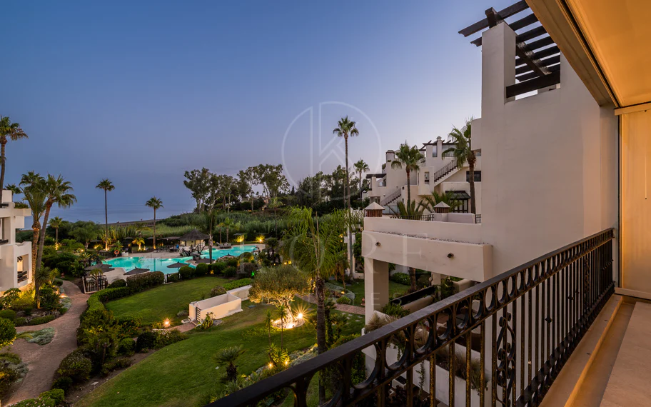 Stunning, recently renovated, apartment on the beach close to Estepona town!