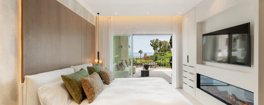 Impresionante apartamento, recientemente renovado, en primera línea de playa cerca del centro de Estepona.