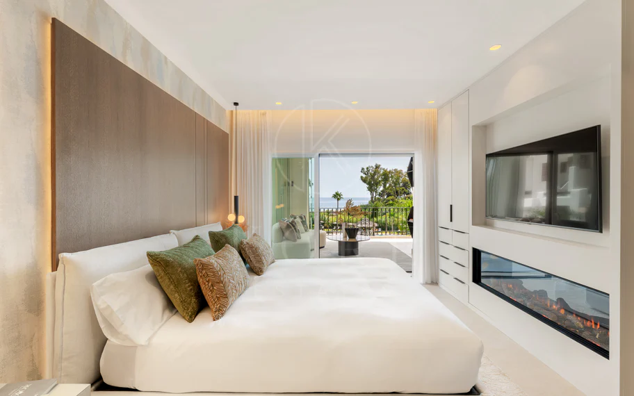 Stunning, recently renovated, apartment on the beach close to Estepona town!