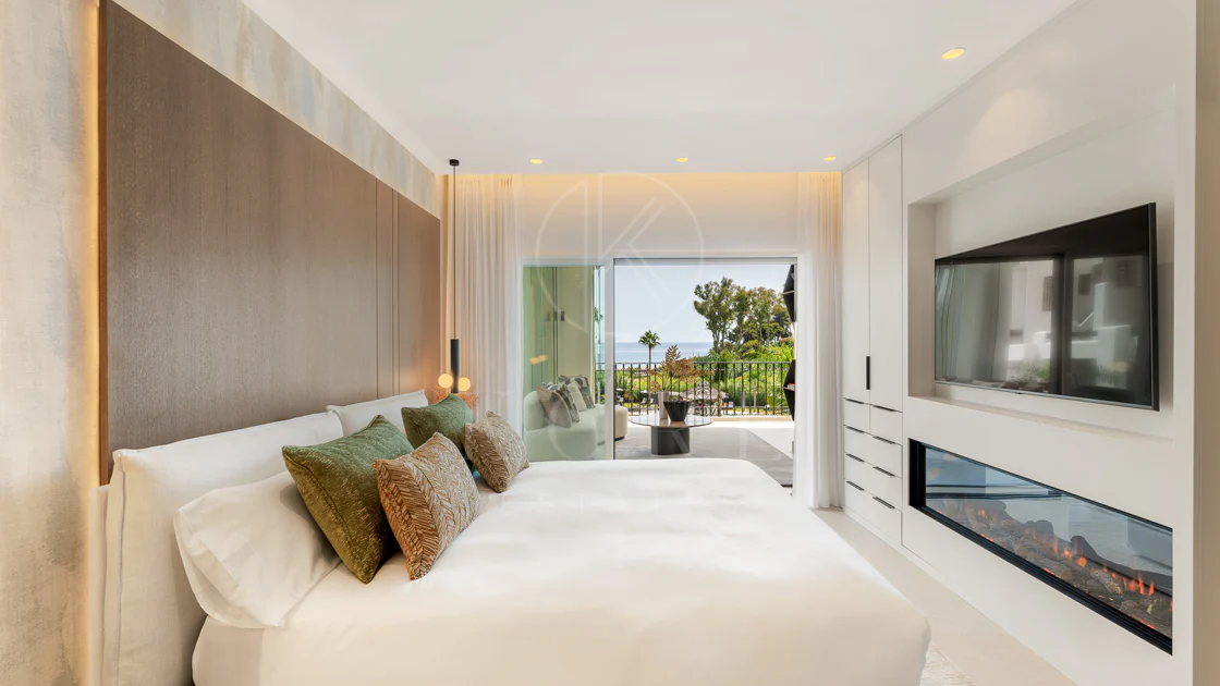 Impresionante apartamento, recientemente renovado, en primera línea de playa cerca del centro de Estepona.
