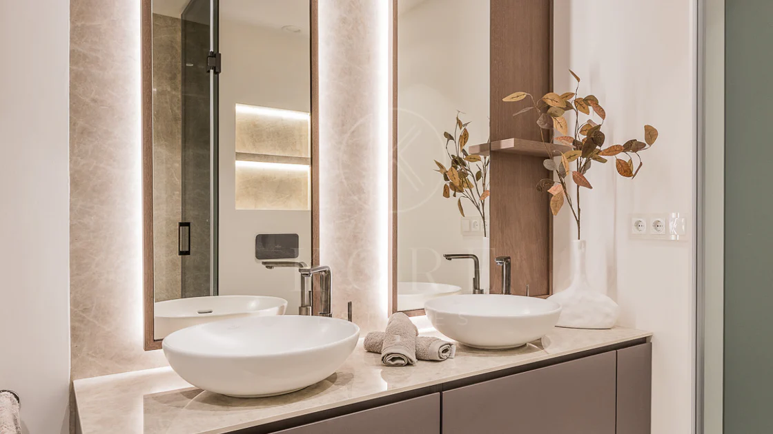 Impresionante apartamento, recientemente renovado, en primera línea de playa cerca del centro de Estepona.