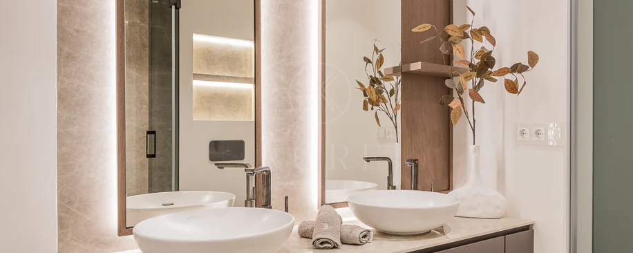 Impresionante apartamento, recientemente renovado, en primera línea de playa cerca del centro de Estepona.