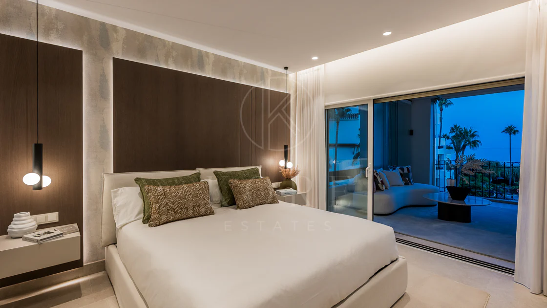 Impresionante apartamento, recientemente renovado, en primera línea de playa cerca del centro de Estepona.