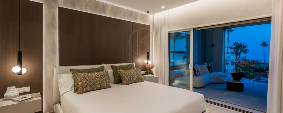 Impresionante apartamento, recientemente renovado, en primera línea de playa cerca del centro de Estepona.