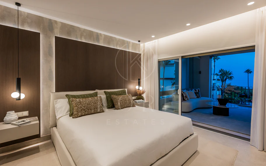 Stunning, recently renovated, apartment on the beach close to Estepona town!