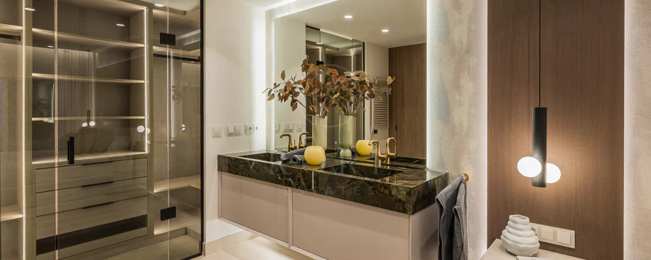 Impresionante apartamento, recientemente renovado, en primera línea de playa cerca del centro de Estepona.