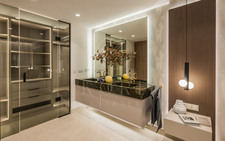 Stunning, recently renovated, apartment on the beach close to Estepona town!