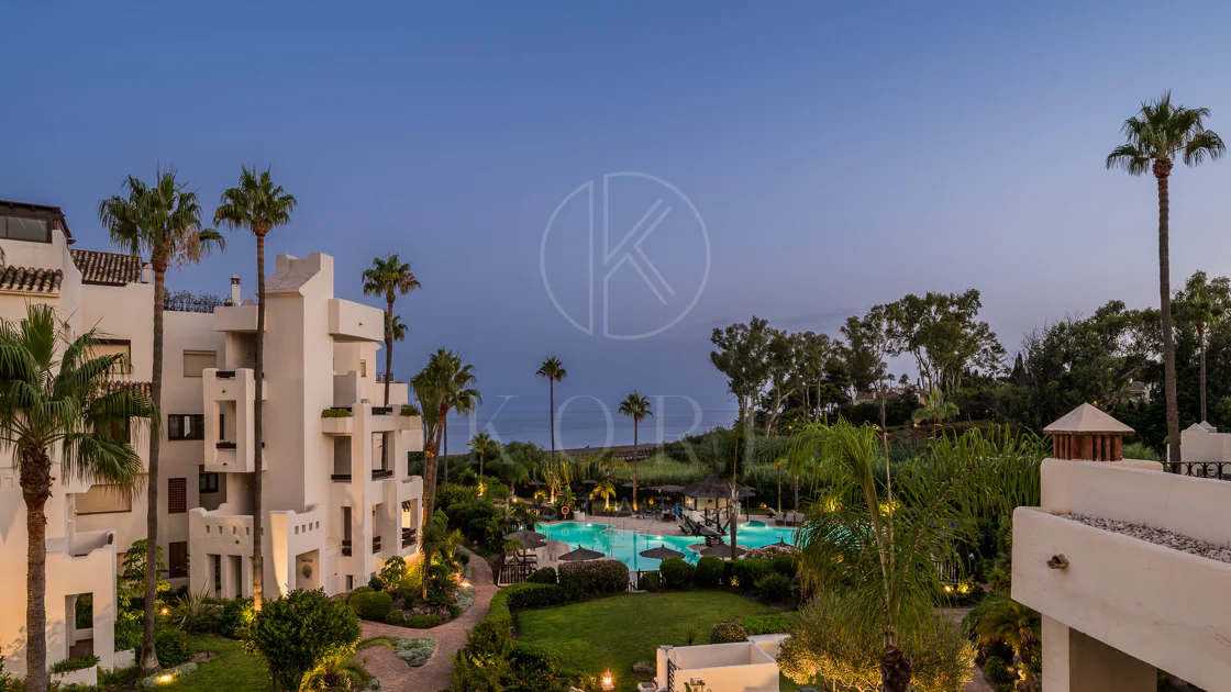 Impresionante apartamento, recientemente renovado, en primera línea de playa cerca del centro de Estepona.