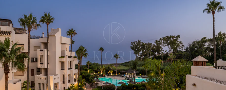 Impresionante apartamento, recientemente renovado, en primera línea de playa cerca del centro de Estepona.