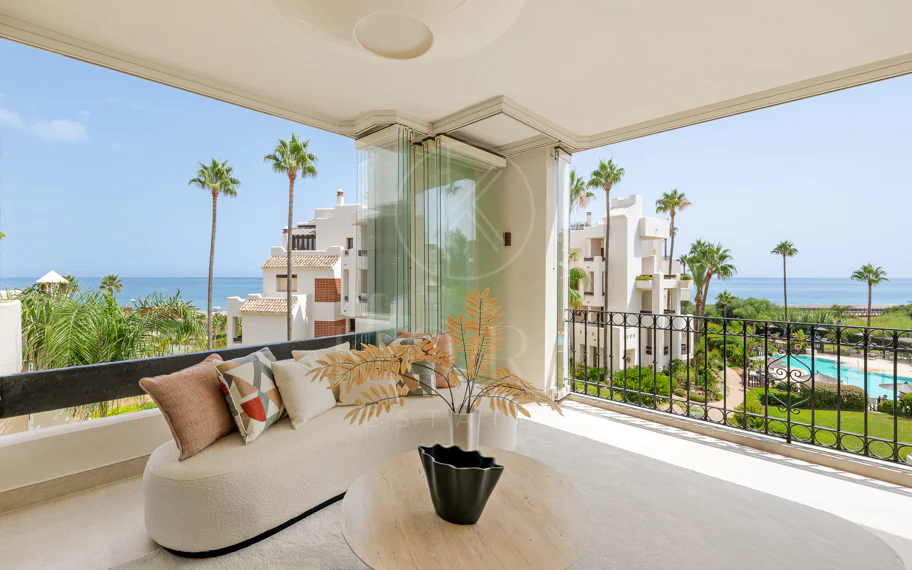 Stunning, recently renovated, apartment on the beach close to Estepona town!