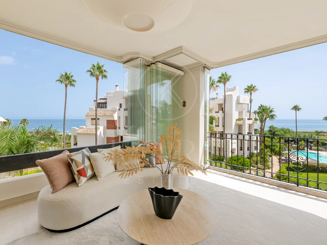 Impresionante apartamento, recientemente renovado, en primera línea de playa cerca del centro de Estepona.
