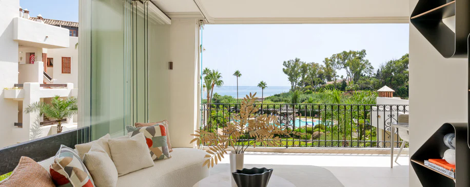 Impresionante apartamento, recientemente renovado, en primera línea de playa cerca del centro de Estepona.