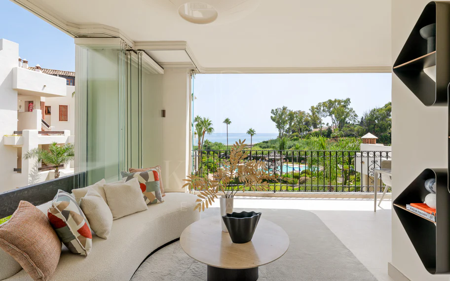 Stunning, recently renovated, apartment on the beach close to Estepona town!