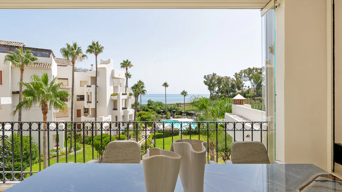Impresionante apartamento, recientemente renovado, en primera línea de playa cerca del centro de Estepona.