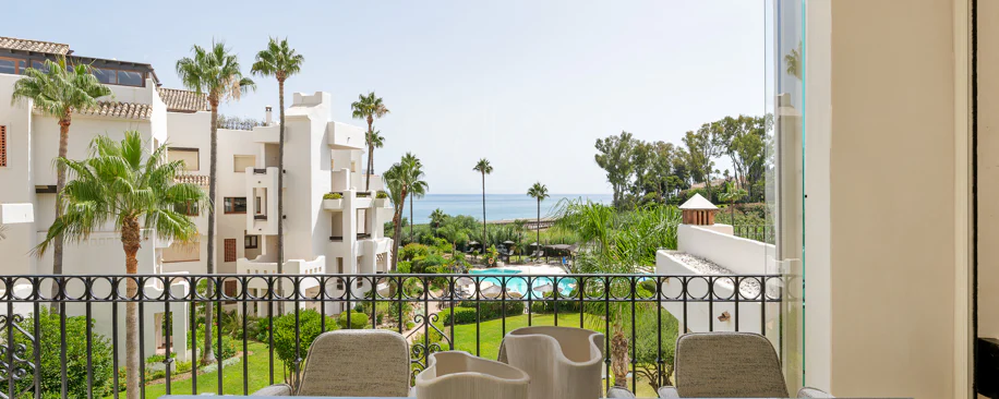 Impresionante apartamento, recientemente renovado, en primera línea de playa cerca del centro de Estepona.