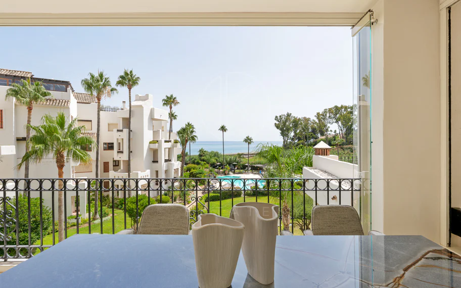 Stunning, recently renovated, apartment on the beach close to Estepona town!