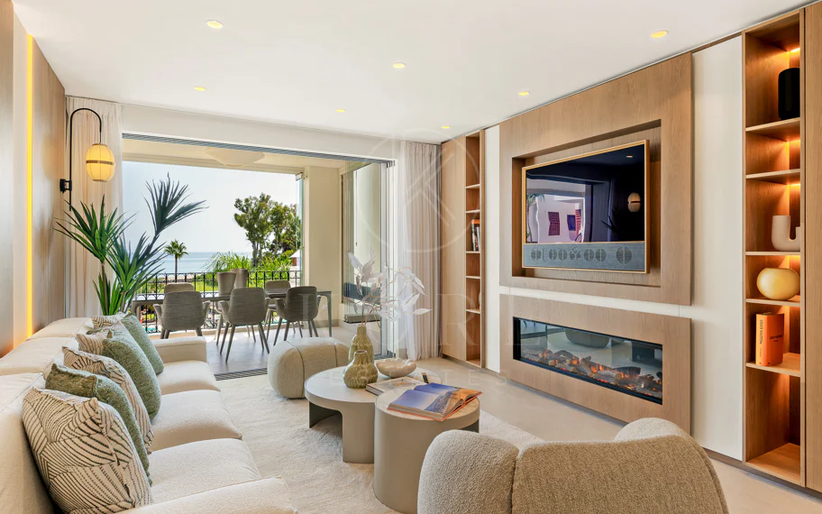 Stunning, recently renovated, apartment on the beach close to Estepona town!