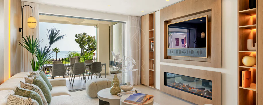 Impresionante apartamento, recientemente renovado, en primera línea de playa cerca del centro de Estepona.