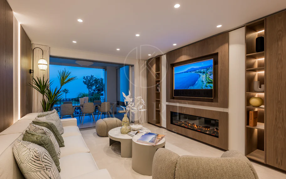 Stunning, recently renovated, apartment on the beach close to Estepona town!