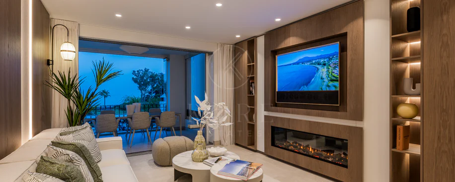 Impresionante apartamento, recientemente renovado, en primera línea de playa cerca del centro de Estepona.