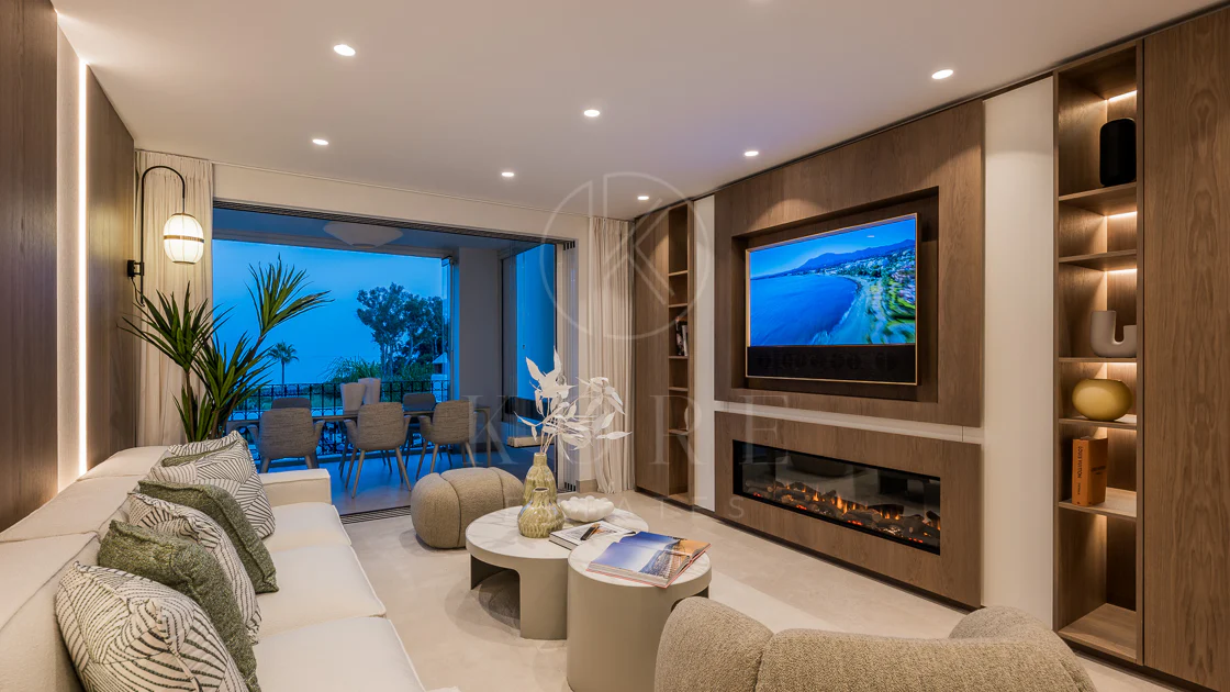Impresionante apartamento, recientemente renovado, en primera línea de playa cerca del centro de Estepona.