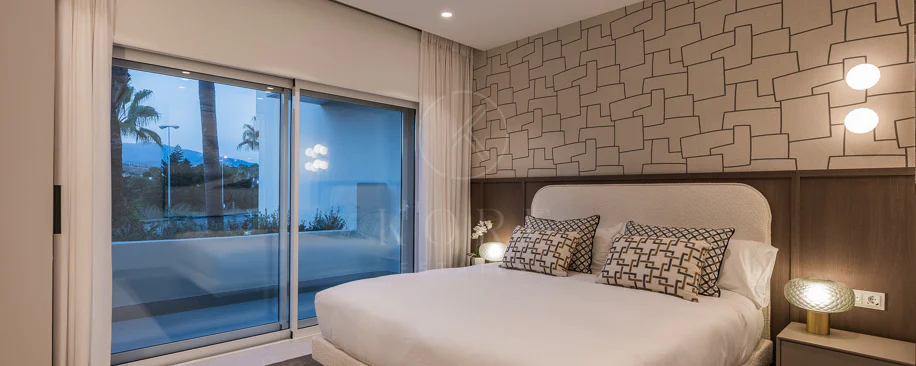 Impresionante apartamento, recientemente renovado, en primera línea de playa cerca del centro de Estepona.