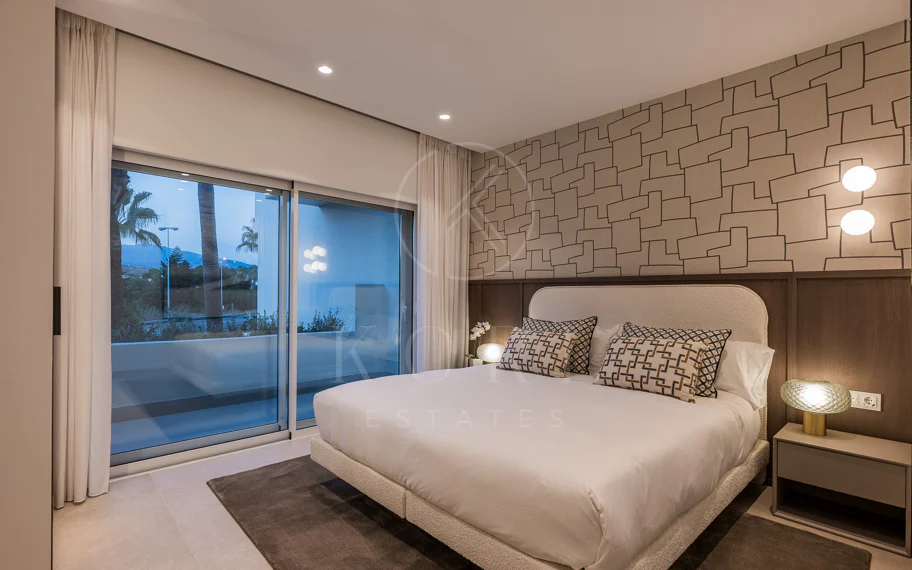 Stunning, recently renovated, apartment on the beach close to Estepona town!