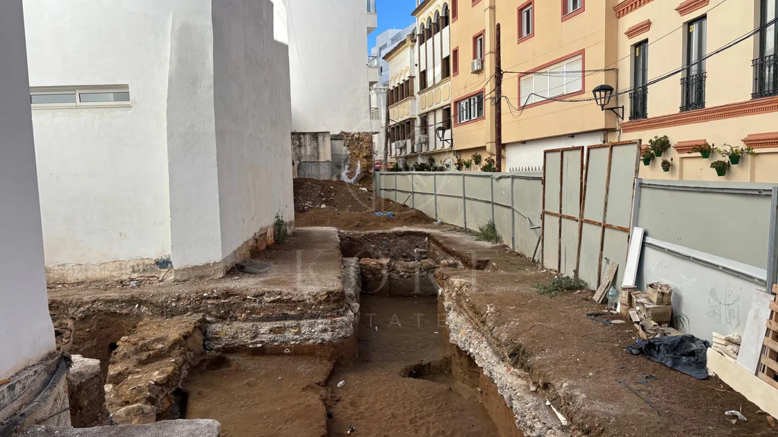 Prime Corner Plot of 190 m² in the Old Town of Estepona – 50m from the Beach, Buildable up to 800 m²