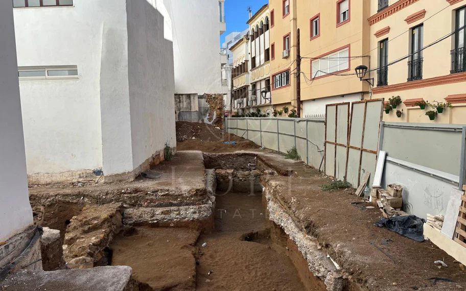 Prime Corner Plot of 190 m² in the Old Town of Estepona – 50m from the Beach, Buildable up to 800 m²