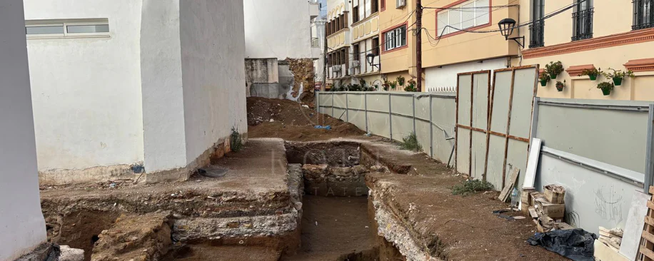 Prime Corner Plot of 190 m² in the Old Town of Estepona – 50m from the Beach, Buildable up to 800 m²