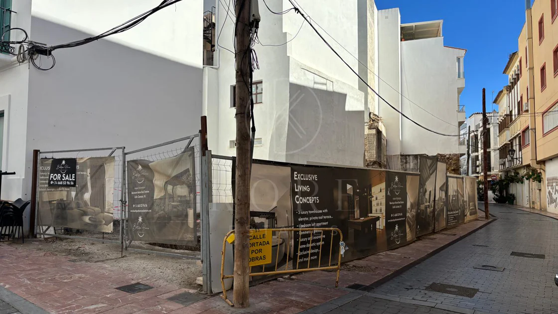 Prime Corner Plot of 190 m² in the Old Town of Estepona – 50m from the Beach, Buildable up to 800 m²