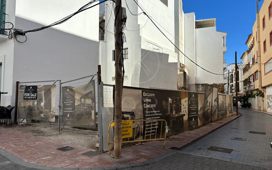 Prime Corner Plot of 190 m² in the Old Town of Estepona – 50m from the Beach, Buildable up to 800 m²